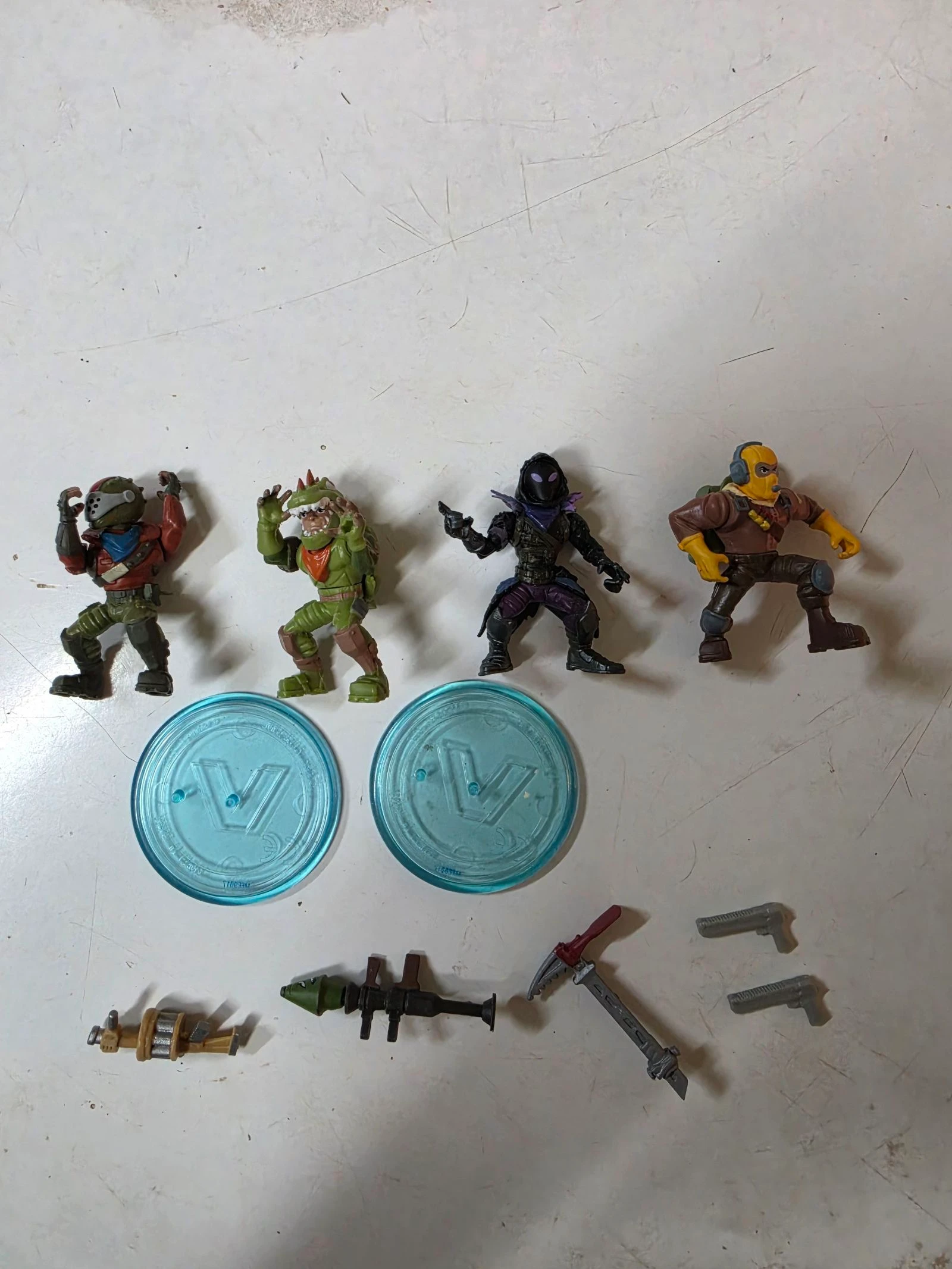 28 Figurines Fortnite de différentes tailles, armes et bases – photo 20